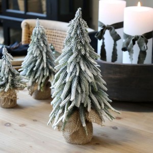 Zasněžený vánoční stromek v jutě Fleur Pine Tree - 35 cm