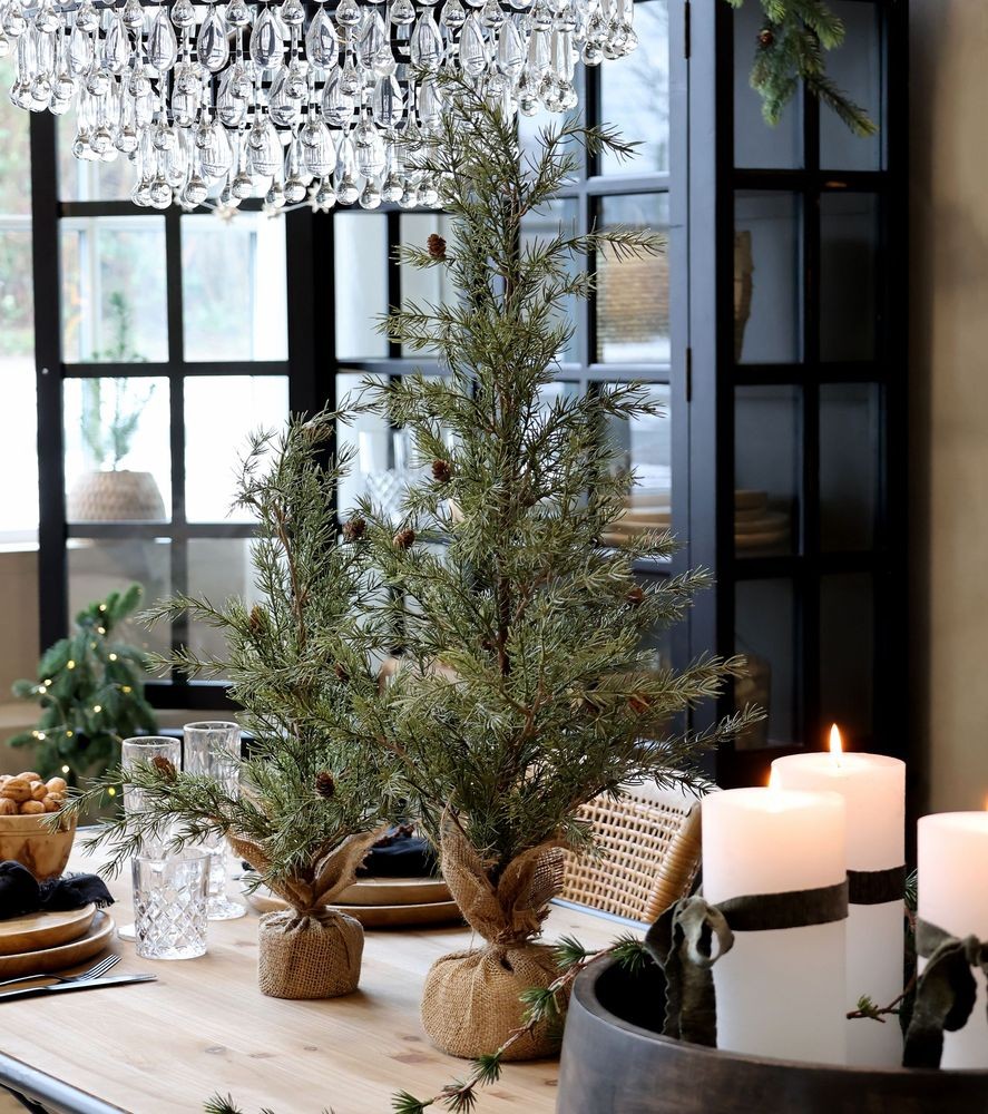 Zelený vánoční borovicový stromek v jutě a se šiškami Pine Tree - 60 cm