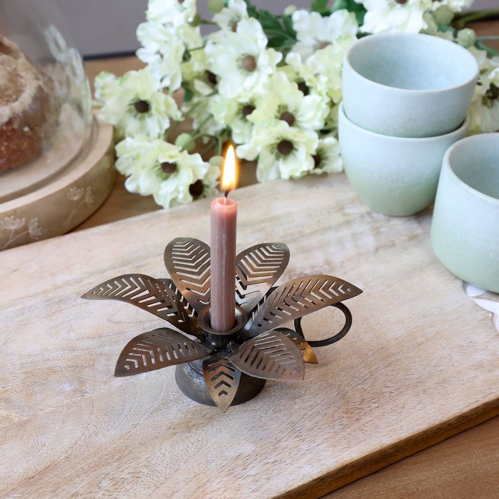 Mosazný antik kovový svícen na úzkou svíčku květina Kloee - 4*13*6 cm Chic Antique Mosazný antik kovový svícen na úzkou svíčku květina Kloee - 4*13*6 cm Chic Antique