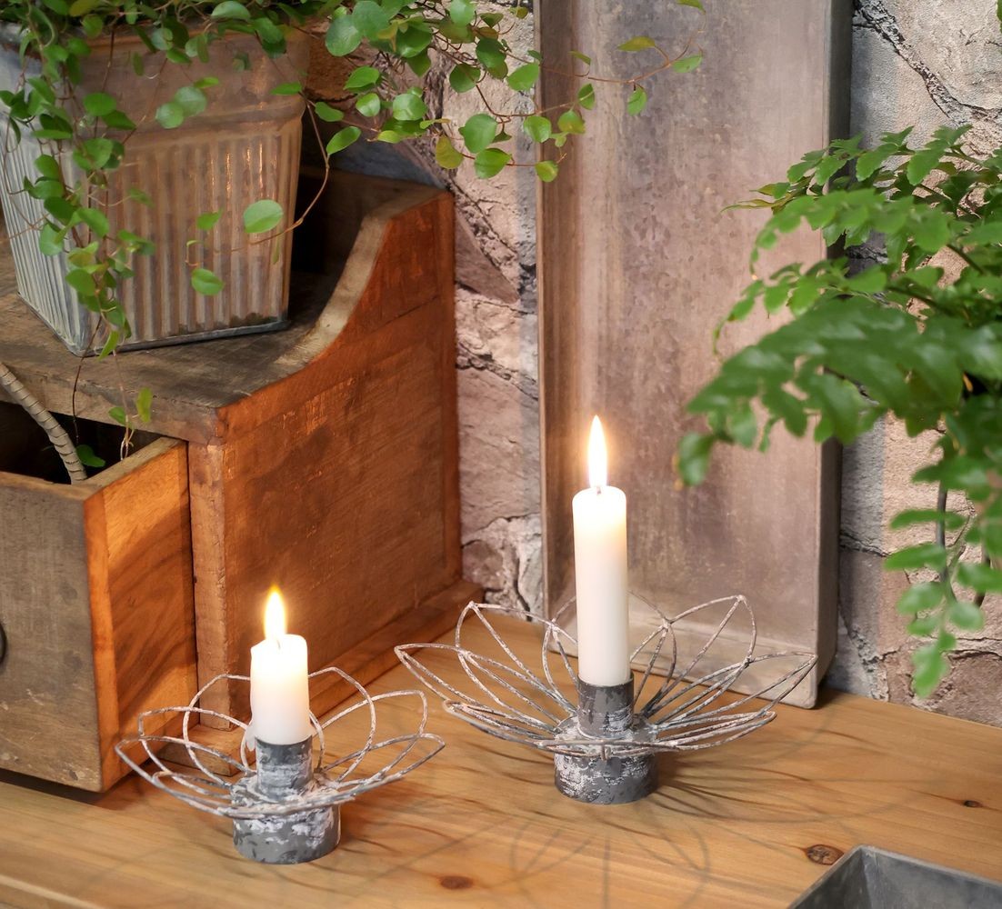 Zinkový antik kovový svícen na úzkou svíčku květina Flia - Ø 15*7cm Chic Antique Zinkový antik kovový svícen na úzkou svíčku květina Flia - Ø 15*7cm Chic Antique