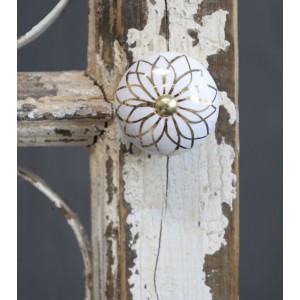 Bílá antik porcelánová úchytka s mosaznou květinou Cruz - Ø 4*6,5 cm