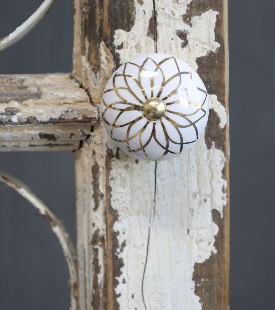 Bílá antik porcelánová úchytka s mosaznou květinou Cruz - Ø 4*6,5 cm