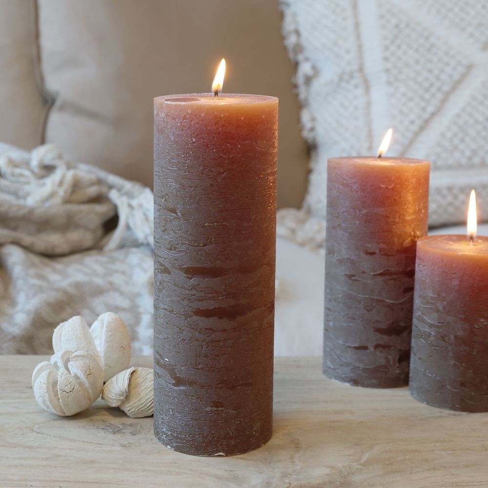 Hnědá široká svíčka Macon Rustic nut - Ø 7*20cm/ 80h Chic Antique Hnědá široká svíčka Macon Rustic nut - Ø 7*20cm/ 80h Chic Antique