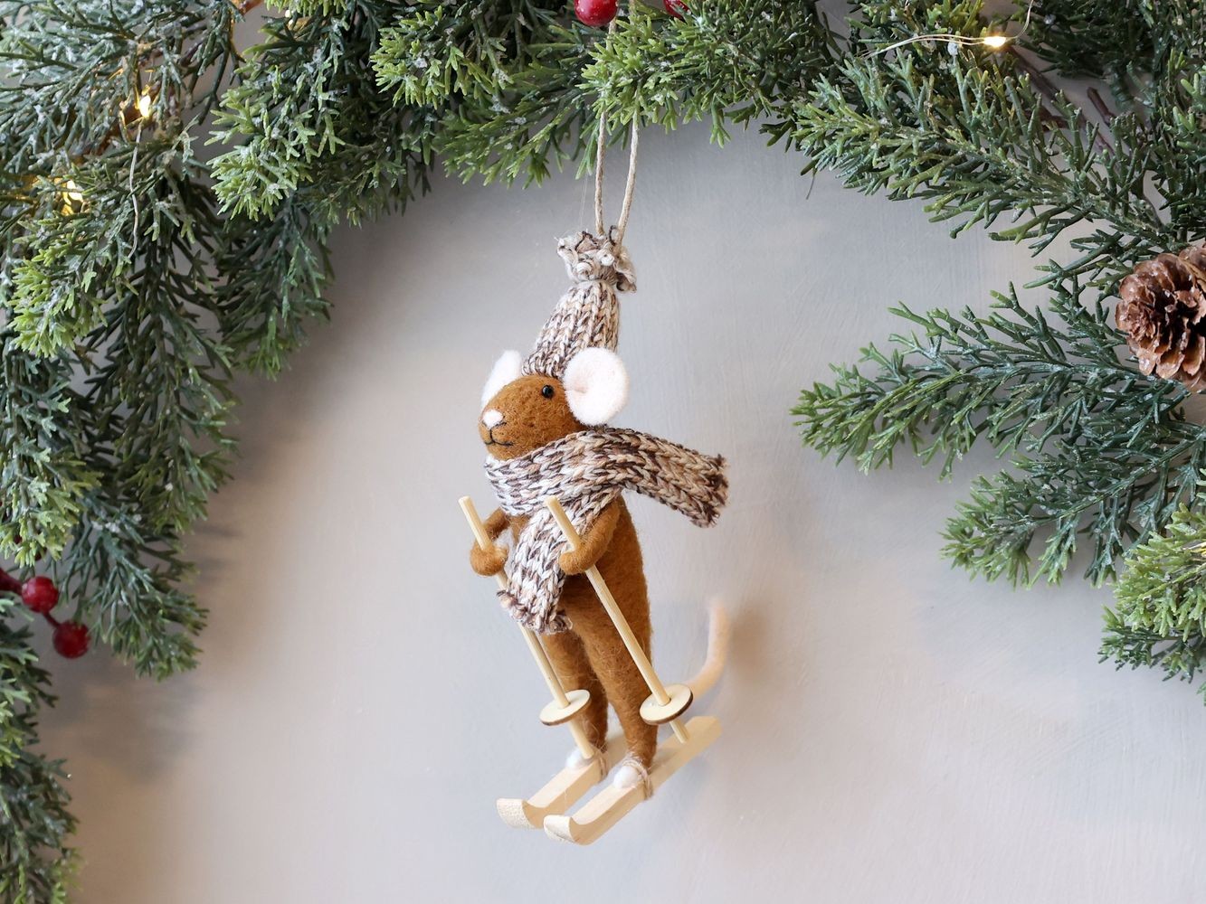Hnědá plstěná vánoční ozdoba myška na lyžích - 8*7*14 cm Chic Antique Hnědá plstěná vánoční ozdoba myška na lyžích - 8*7*14 cm Chic Antique
