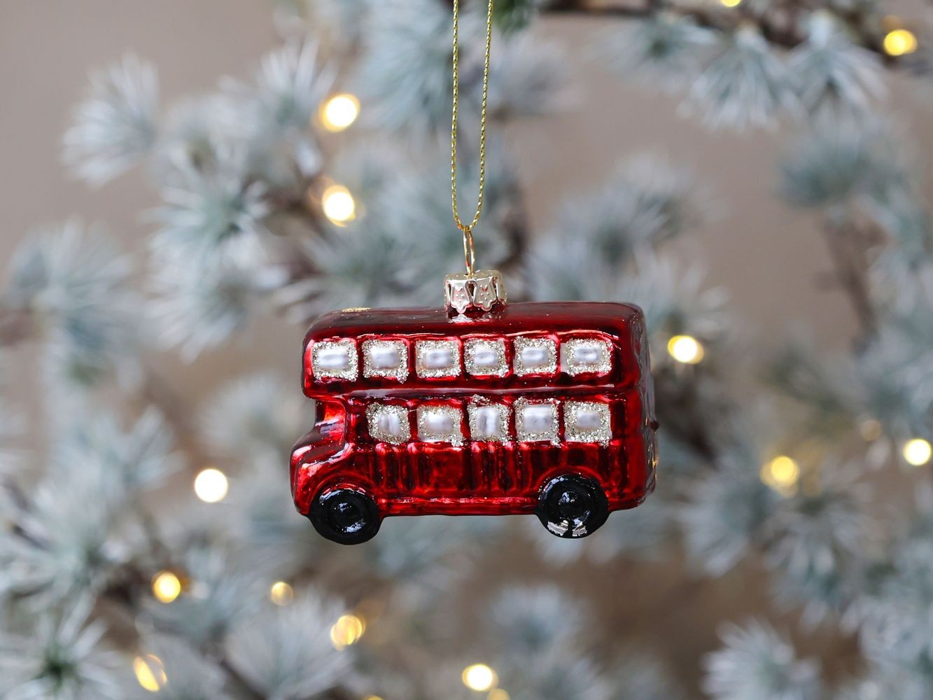 Červená skleněná vánoční ozdoba autobus - 6*3*5 cm Chic Antique Červená skleněná vánoční ozdoba autobus - 6*3*5 cm Chic Antique