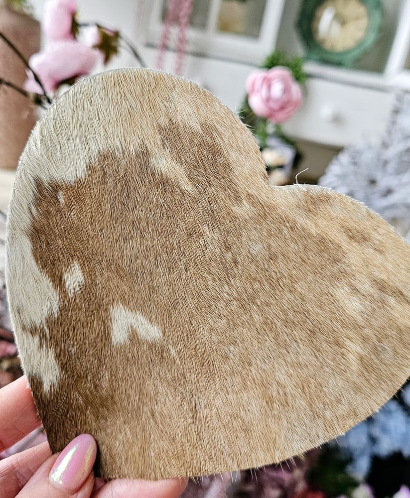 Kožený podtácek ve tvaru srdce hnědá / bílá (bos taurus, taurus) - 14*14*0,3cm