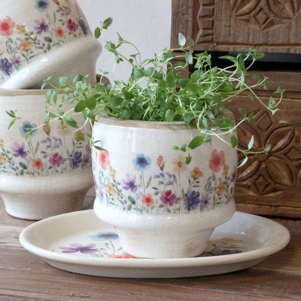 Béžový antik keramický obal květináč s květy Fleurville S - Ø 12*10 cm Chic Antique Béžový antik keramický obal květináč s květy Fleurville S - Ø 12*10 cm Chic Antique