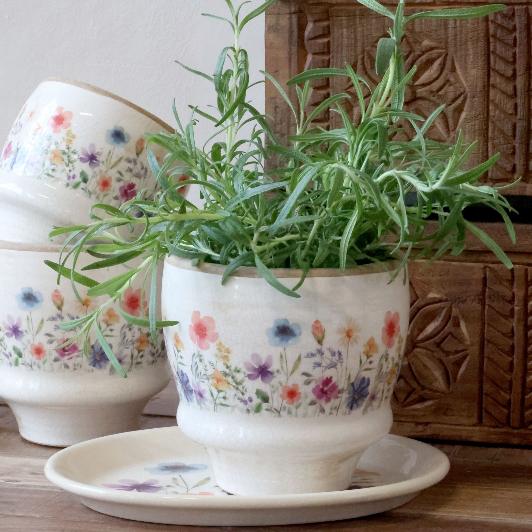 Béžový antik keramický obal květináč s květy Fleurville M - Ø 14*12 cm Chic Antique Béžový antik keramický obal květináč s květy Fleurville M - Ø 14*12 cm Chic Antique