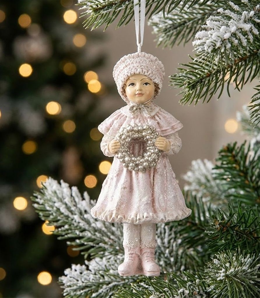 Růžová závěsná dekorace děvčátko držící věneček - 5*5*11 cm