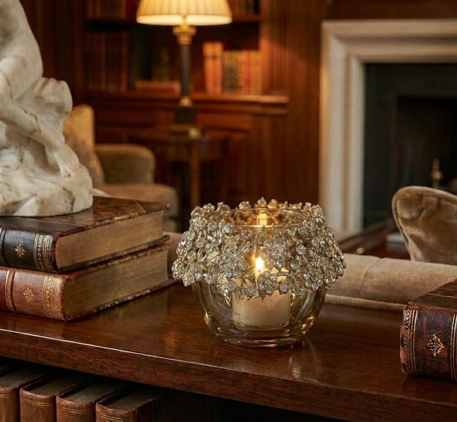 Zlatý svicen na čajovou svíčku se zdobením a kamínky Volve S - Ø 6,5*6,5 cm J-Line by Jolipa Zlatý svicen na čajovou svíčku se zdobením a kamínky Volve S - Ø 6,5*6,5 cm J-Line by Jolipa