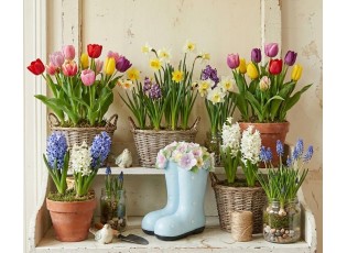 Dekorace modré puntíkaté holínky s květy - 20*18*26 cm