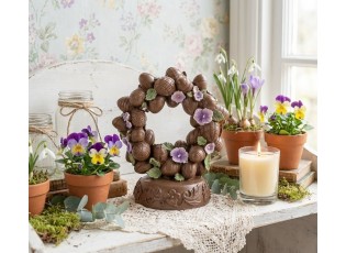Dekorace čokoládový věnec z vajíček s maceškami na podstavci - 17*11*19 cm