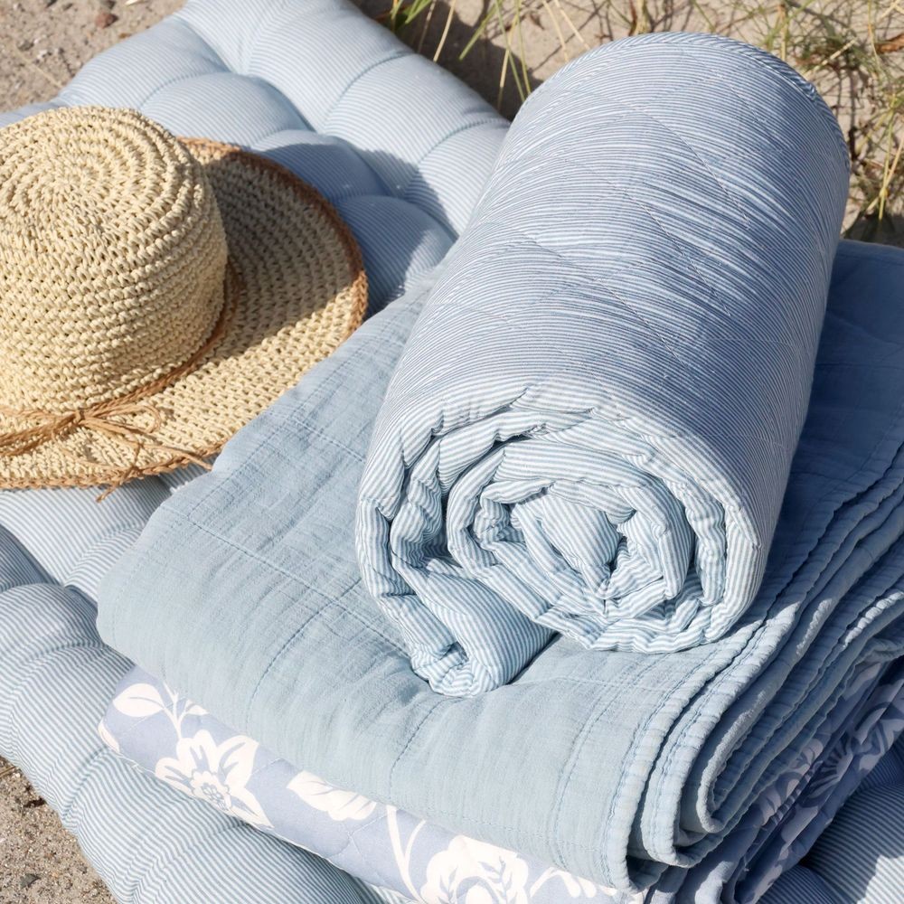 Bílo-modrý pruhovaný bavlněný přehoz Aix Quilt - 130*180 cm Chic Antique Bílo-modrý pruhovaný bavlněný přehoz Aix Quilt - 130*180 cm Chic Antique