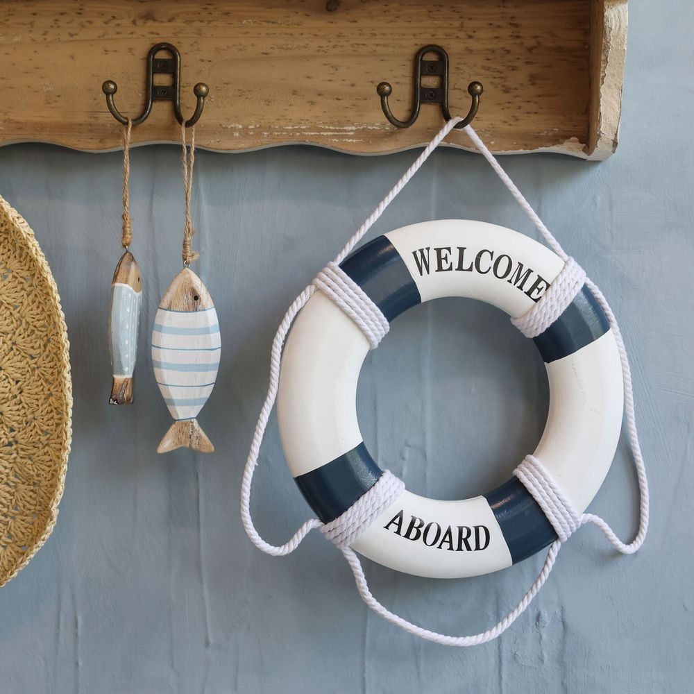 Bílo-modrá dekorace záchranný kruh Welcome Aboard - Ø 27*2,5 cm Chic Antique Bílo-modrá dekorace záchranný kruh Welcome Aboard - Ø 27*2,5 cm Chic Antique