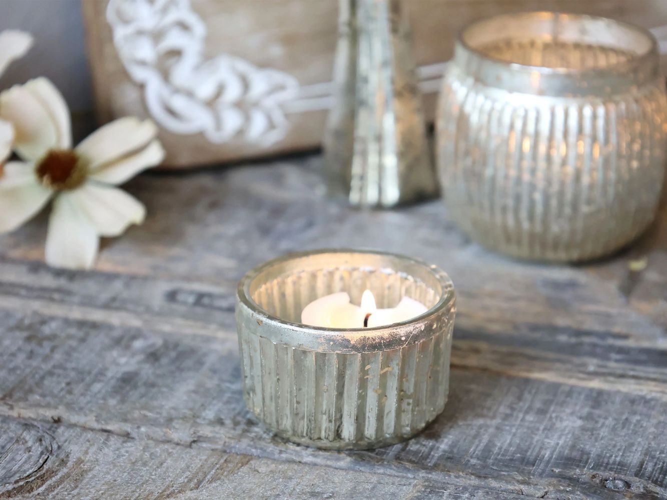 Malý rtuťový skleněný svícen na čajovou svíčku s drážkami - Ø 6*4cm Chic Antique Malý rtuťový skleněný svícen na čajovou svíčku s drážkami - Ø 6*4cm Chic Antique