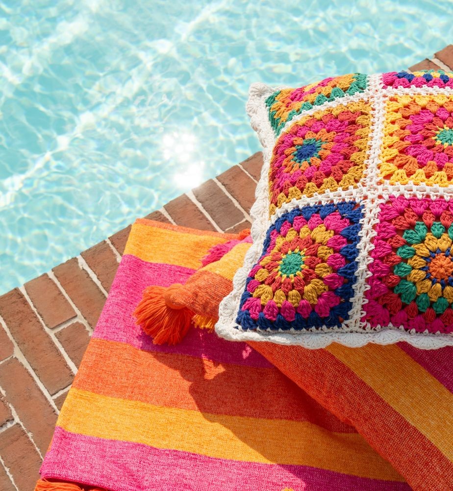Barevný háčkovaný květovaný polštář Croche - 45*15*45 cm