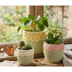 Žluto-zelený obal na květináč s reliéfem květů Jane Flower - Ø 15*13 cm