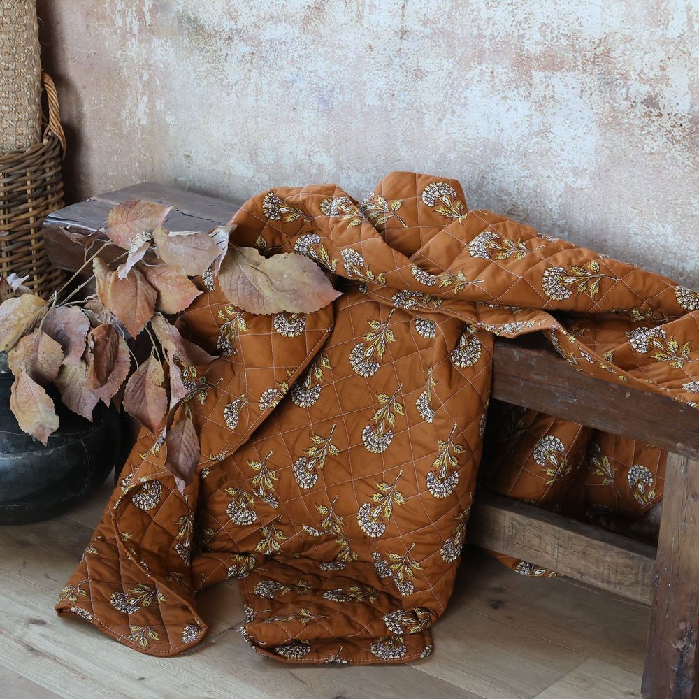 Hnědý prošívaný bavlněný přehoz s květinovým vzorem Aix Quilt - 130*180 cm