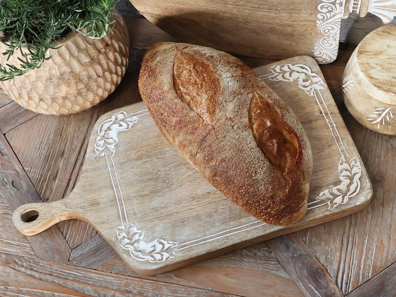 Dřevěné prkénko z mangového dřeva s řezbami Tapas Tours - 46*25*2 cm