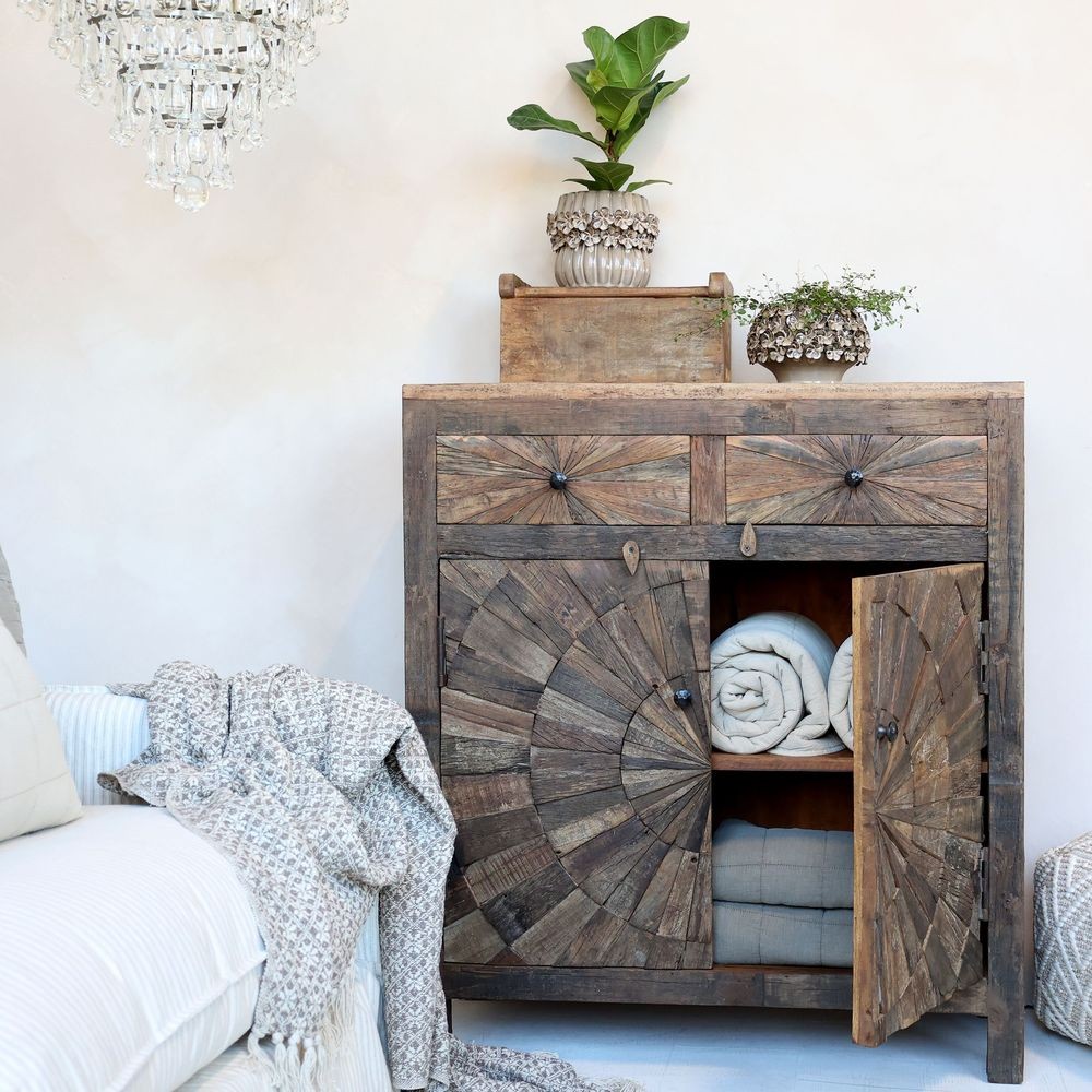 Hnědá antik dřevěná komoda z recyklovaného dřeva Grimaud - 90*41*100 cm Chic Antique Hnědá antik dřevěná komoda z recyklovaného dřeva Grimaud - 90*41*100 cm Chic Antique