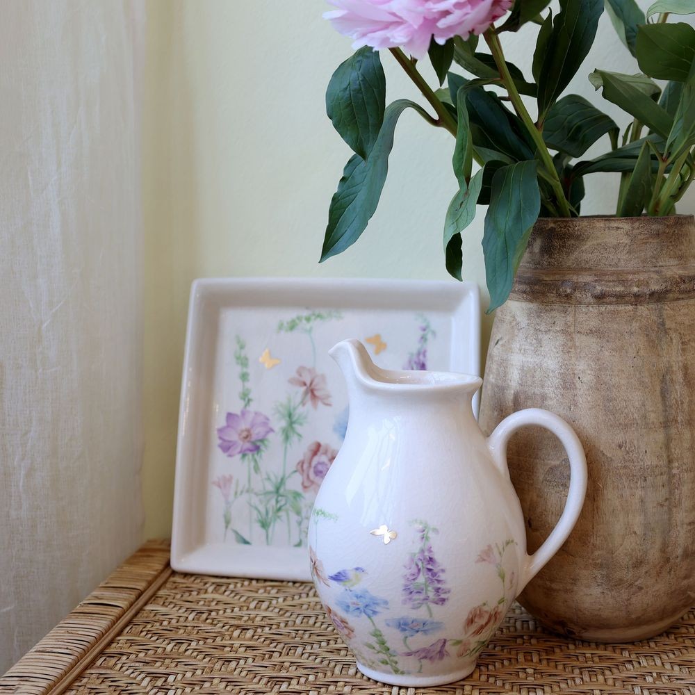 Krémový antik keramický džbán s květy Papillon Blossom - 12*19 cm Chic Antique Krémový antik keramický džbán s květy Papillon Blossom - 12*19 cm Chic Antique
