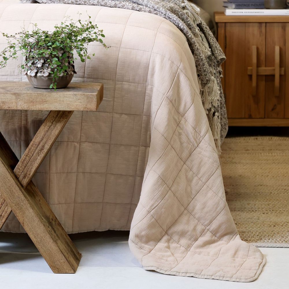 Béžový přehoz s opraným vzhledem Aix Vintage Quilt - 240*240 cm