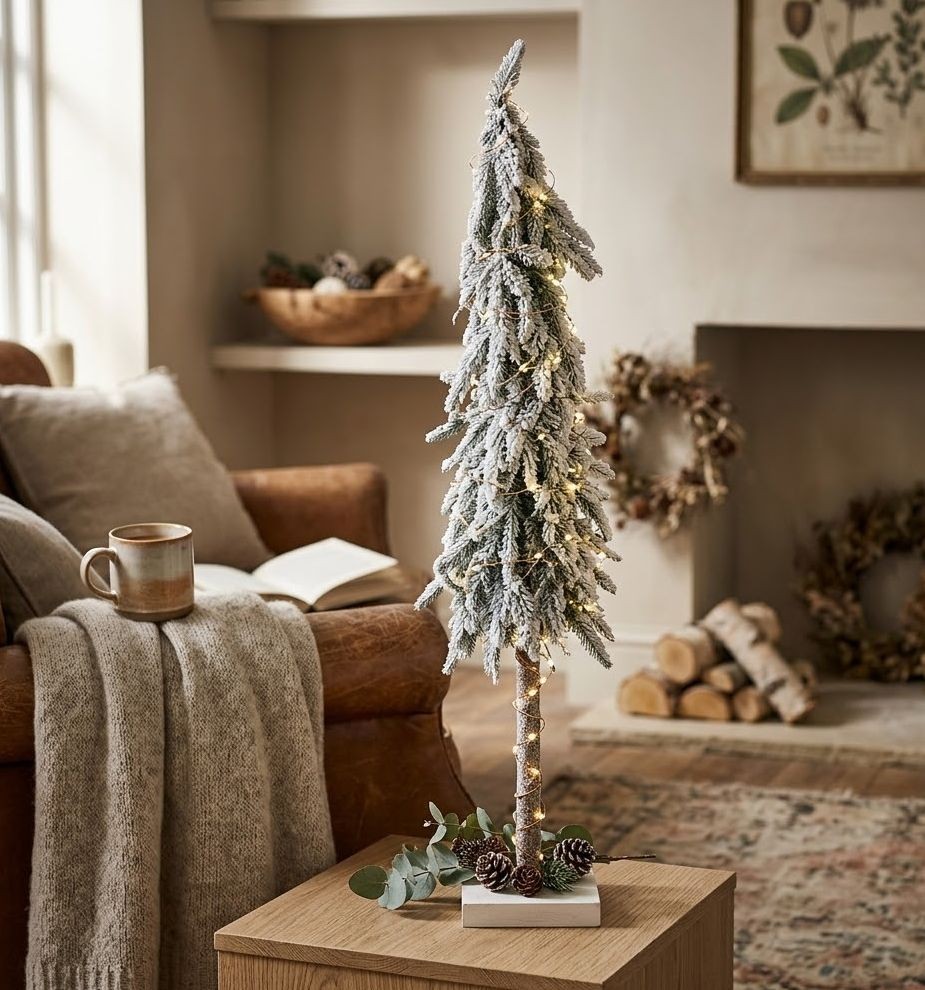 Elegantní zasněžený jehličnan na podstavci – Dotek zimní magie - Ø 15*80 cm