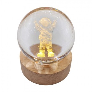 LED stolní lampička na dřevěném podstavci - Kosmonaut - Ø 6 cm / USB