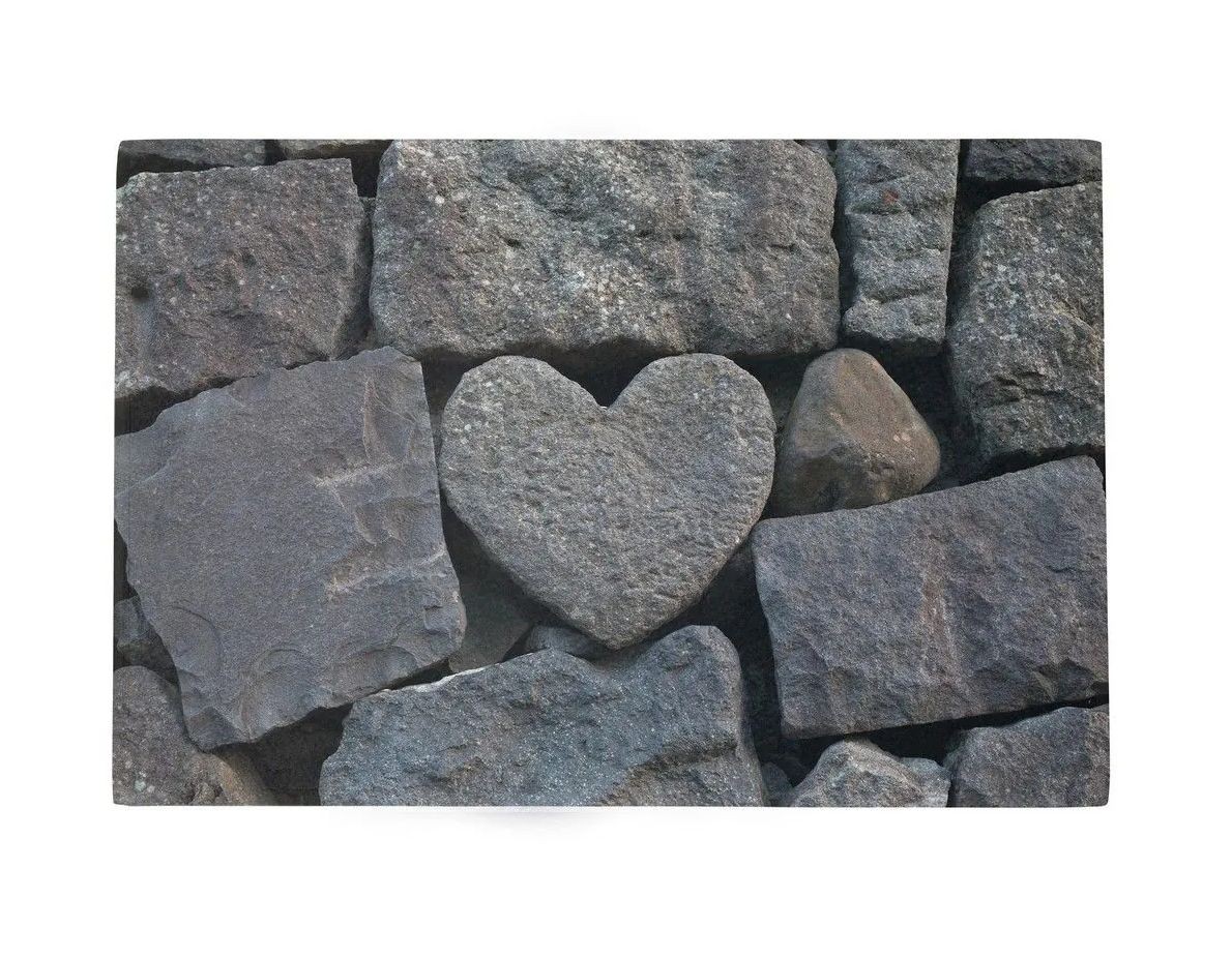 Šedá podlahová rohožka se srdíčkem z kamene - 75*50*1cm