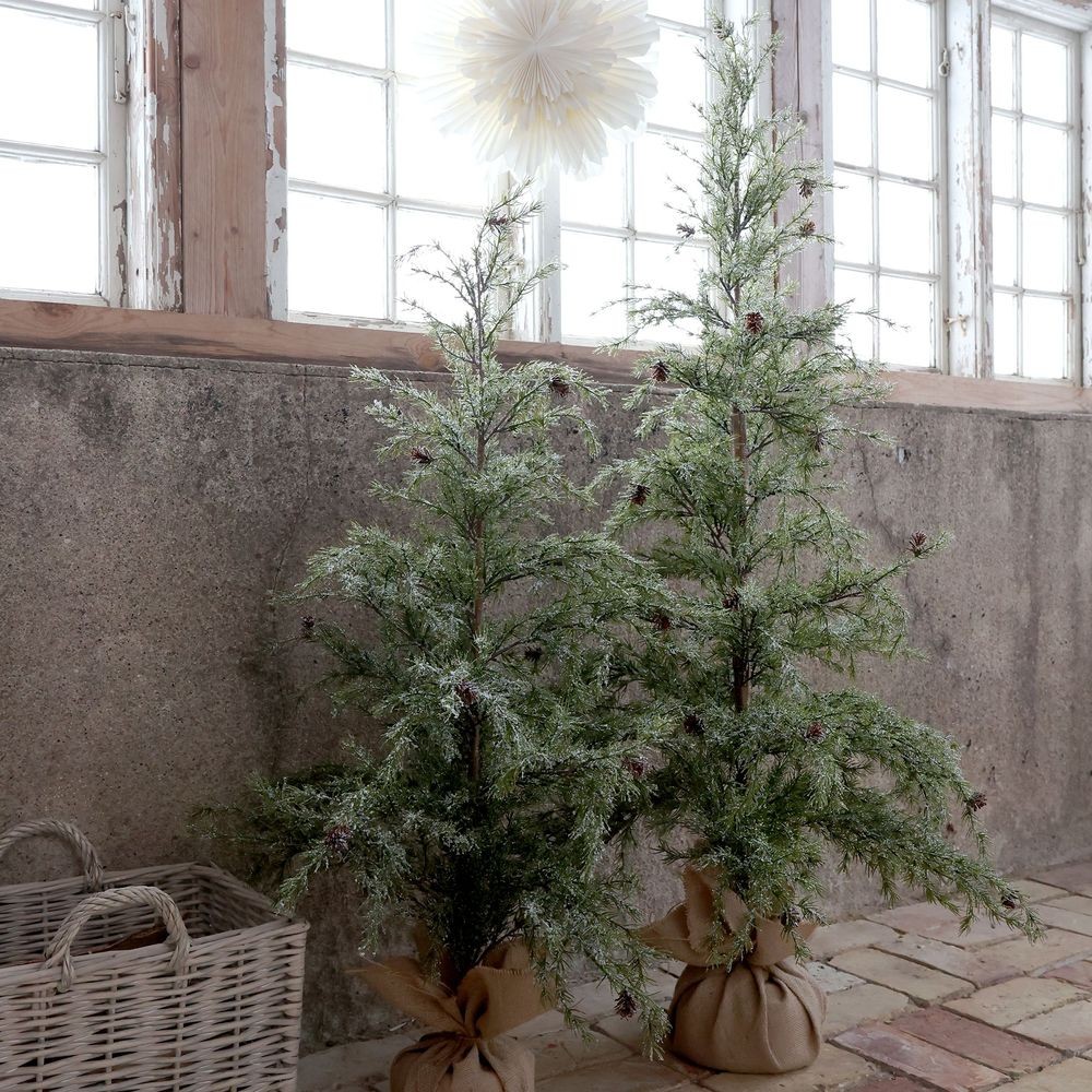 Zasněžený vánoční borovicový stromek v jutě a se šiškami Pine Tree - 60*120 cm Chic Antique Zasněžený vánoční borovicový stromek v jutě a se šiškami Pine Tree - 60*120 cm Chic Antique
