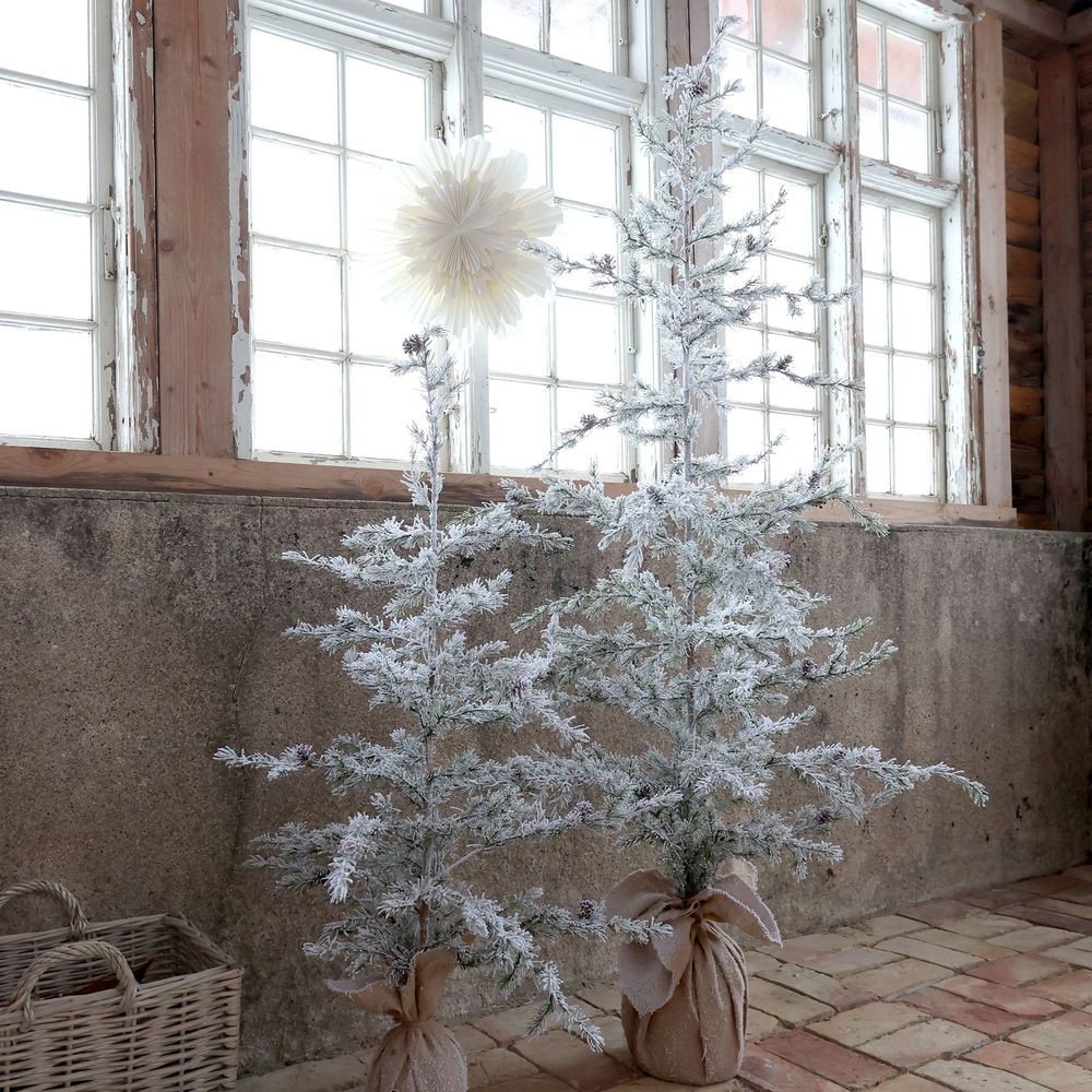 Zasněžený vánoční borovicový stromek v jutě a se šiškami Pine Tree - 55*120 cm Chic Antique Zasněžený vánoční borovicový stromek v jutě a se šiškami Pine Tree - 55*120 cm Chic Antique
