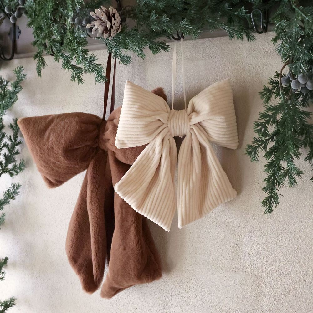 Sada 2ks textilní závěsné mašle Chic – béžová & mocca - 22*26/ 28*36 cm Chic Antique Sada 2ks textilní závěsné mašle Chic – béžová & mocca - 22*26/ 28*36 cm Chic Antique