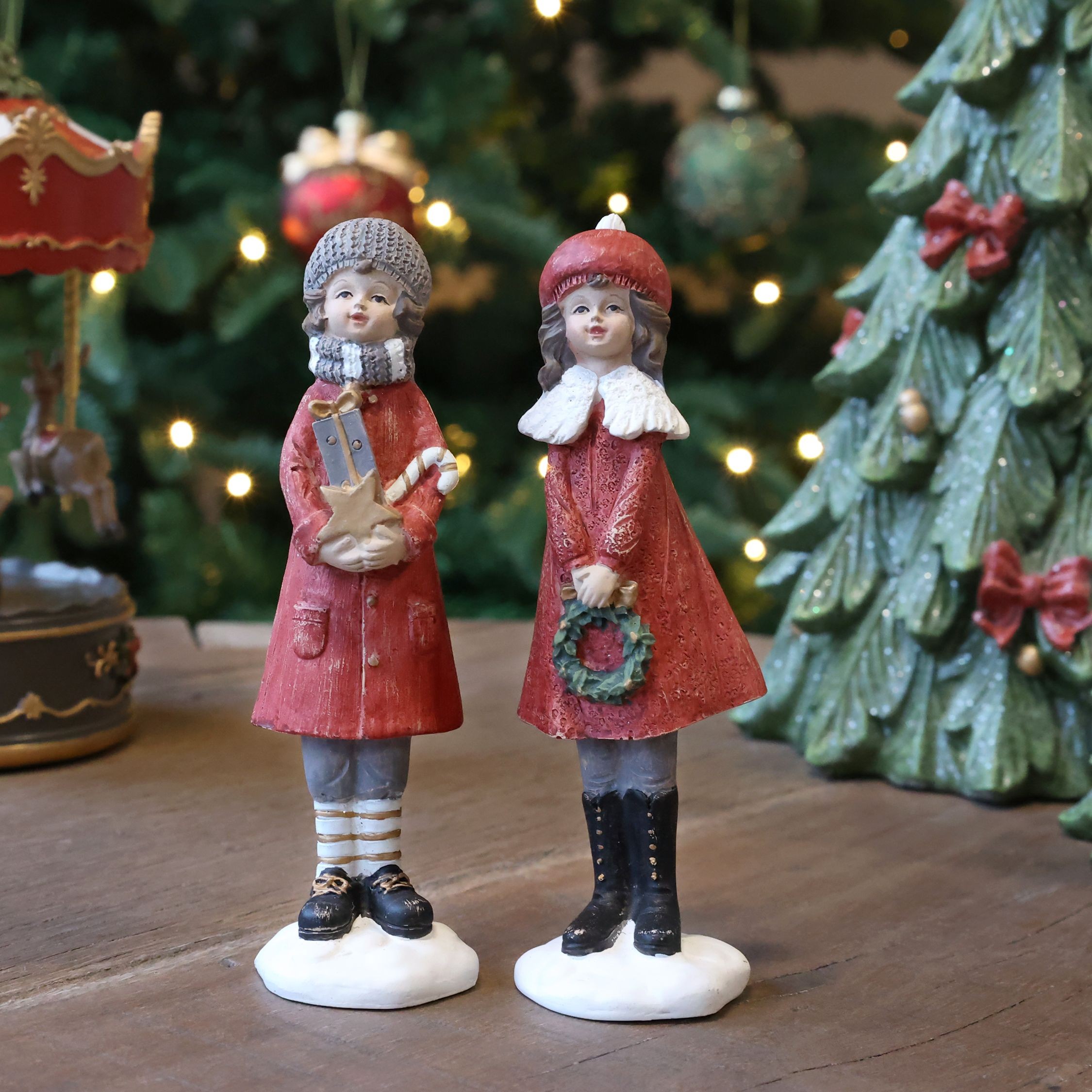 Červená vnoční dekorace chlapec s dívkou Noël – 4*4*14,5 cm