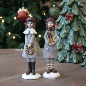 Šedá vánoční dekorace chlapec s dívkou Noël – 4*4*14,5 cm