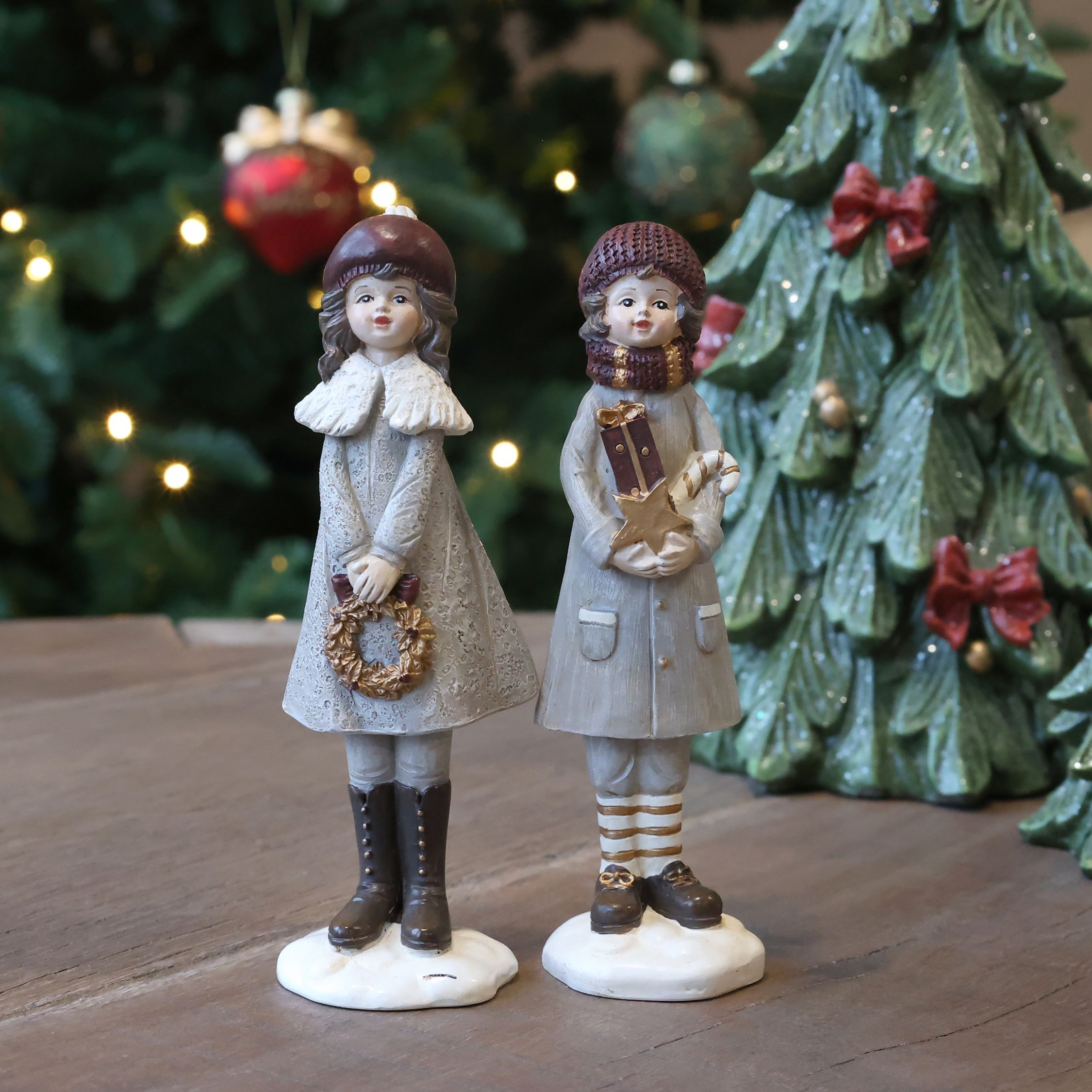 Šedá vánoční dekorace chlapec s dívkou Noël – 4*4*14,5 cm