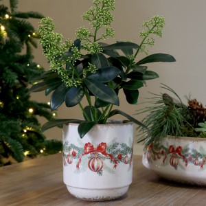 Béžový keramický květináč s vánočními ozdobami Christmas Bow & Bauble – Ø 13*13,5 cm