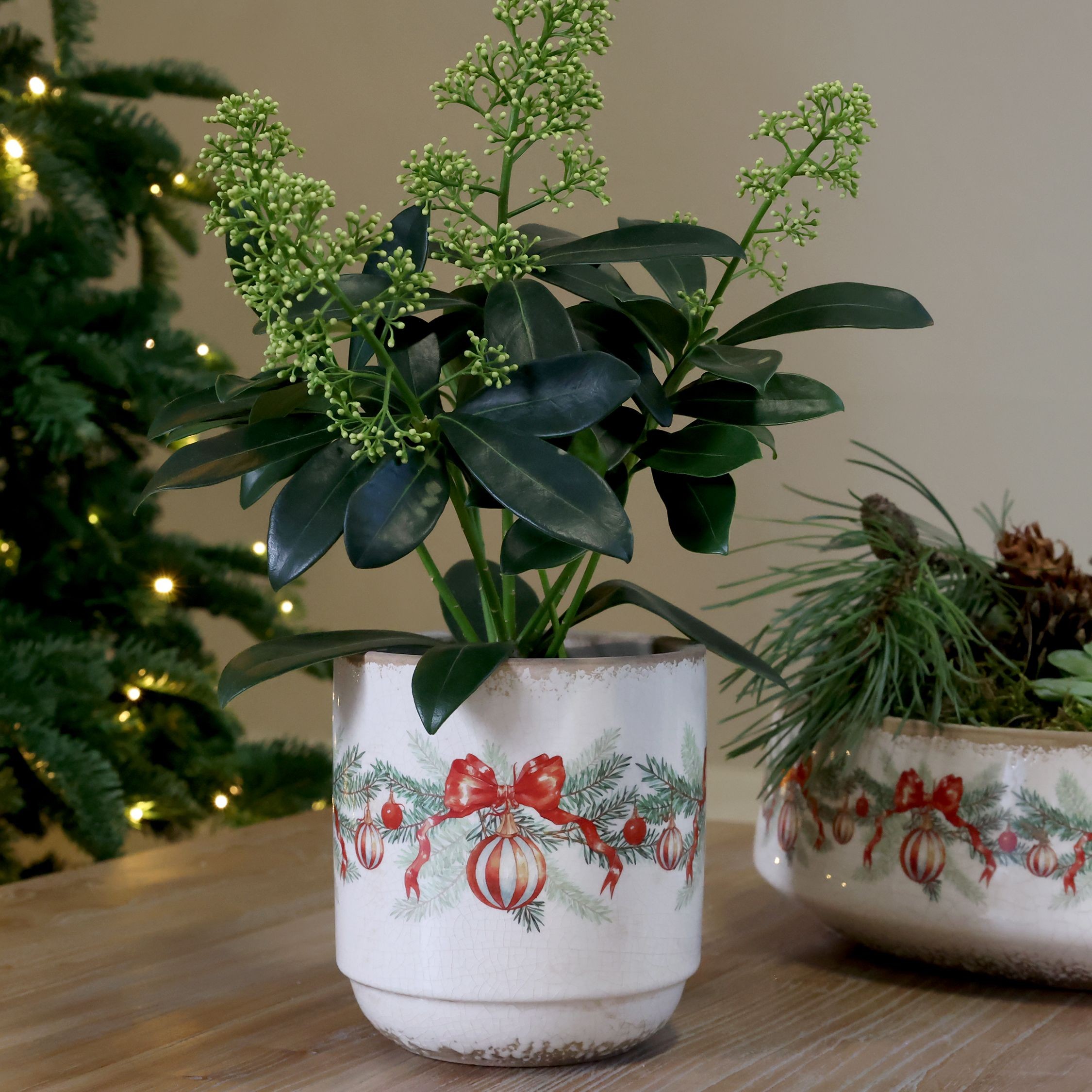 Béžový keramický květináč s vánočními ozdobami Christmas Bow & Bauble – Ø 13*13,5 cm