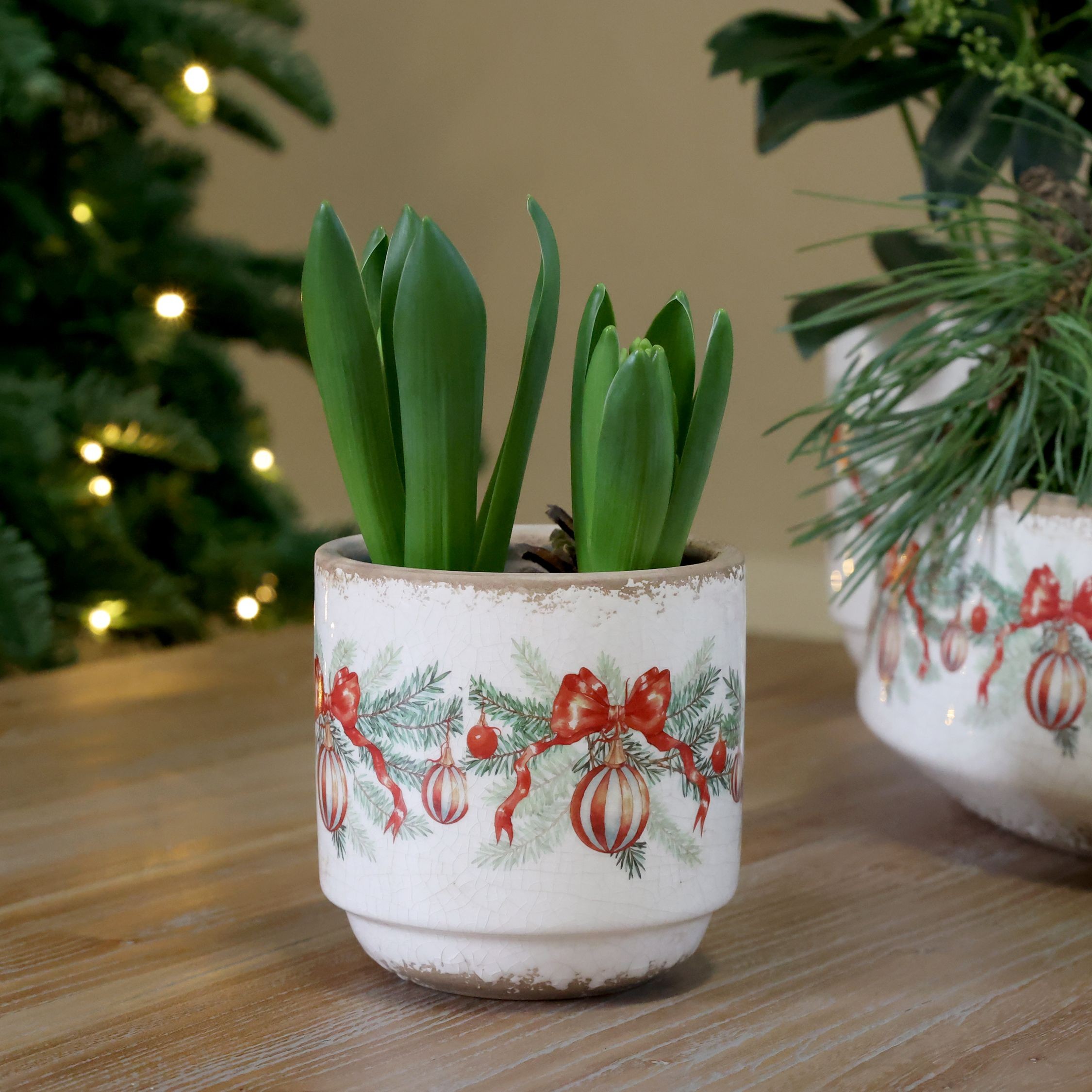 Béžový keramický květináč s vánočními ozdobami Christmas Bow & Bauble – Ø 10*10 cm