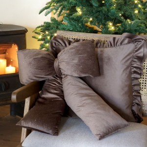 Sametový polštář ve tvaru mašle Mocca se třpytkami – 40*50 cm