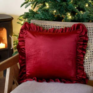 Sametový povlak na polštář Cherry s volánky – 45*45 cm