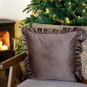 Sametový povlak na polštář Mocca s volánky – 45*45 cm