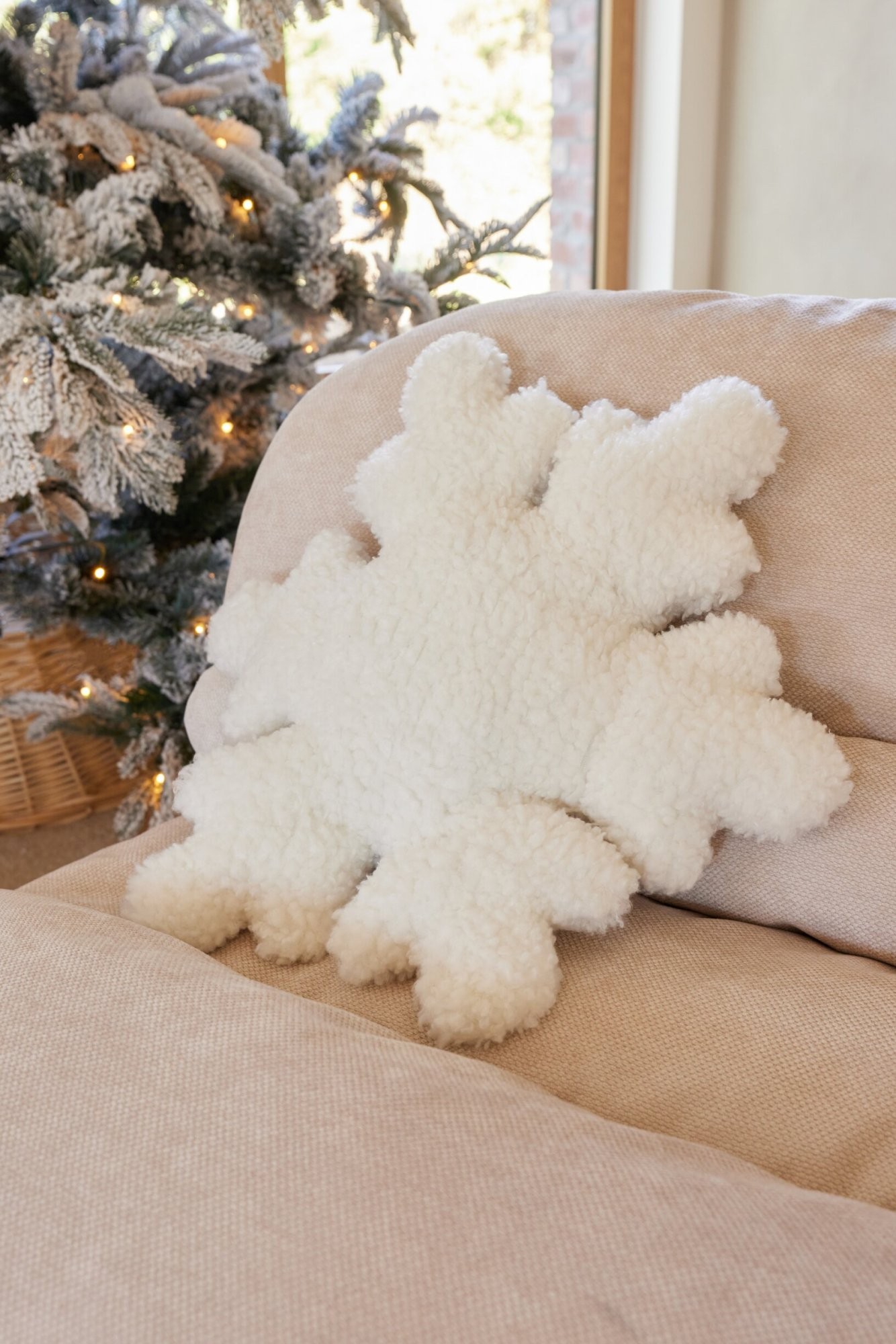 Plyšový dekorační polštář Sněhová vločka Snowflake – 49*11*54 cm