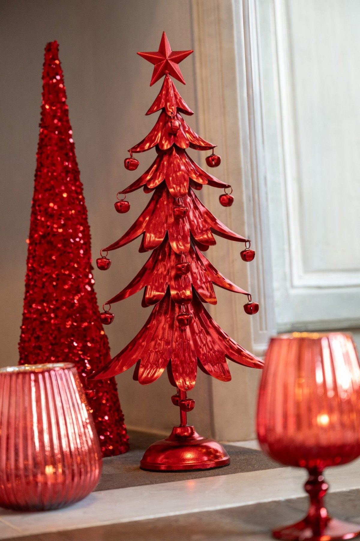 Červený kovový stromek s rolničkami Christmas Tree L – 25,5*11,5*56 cm