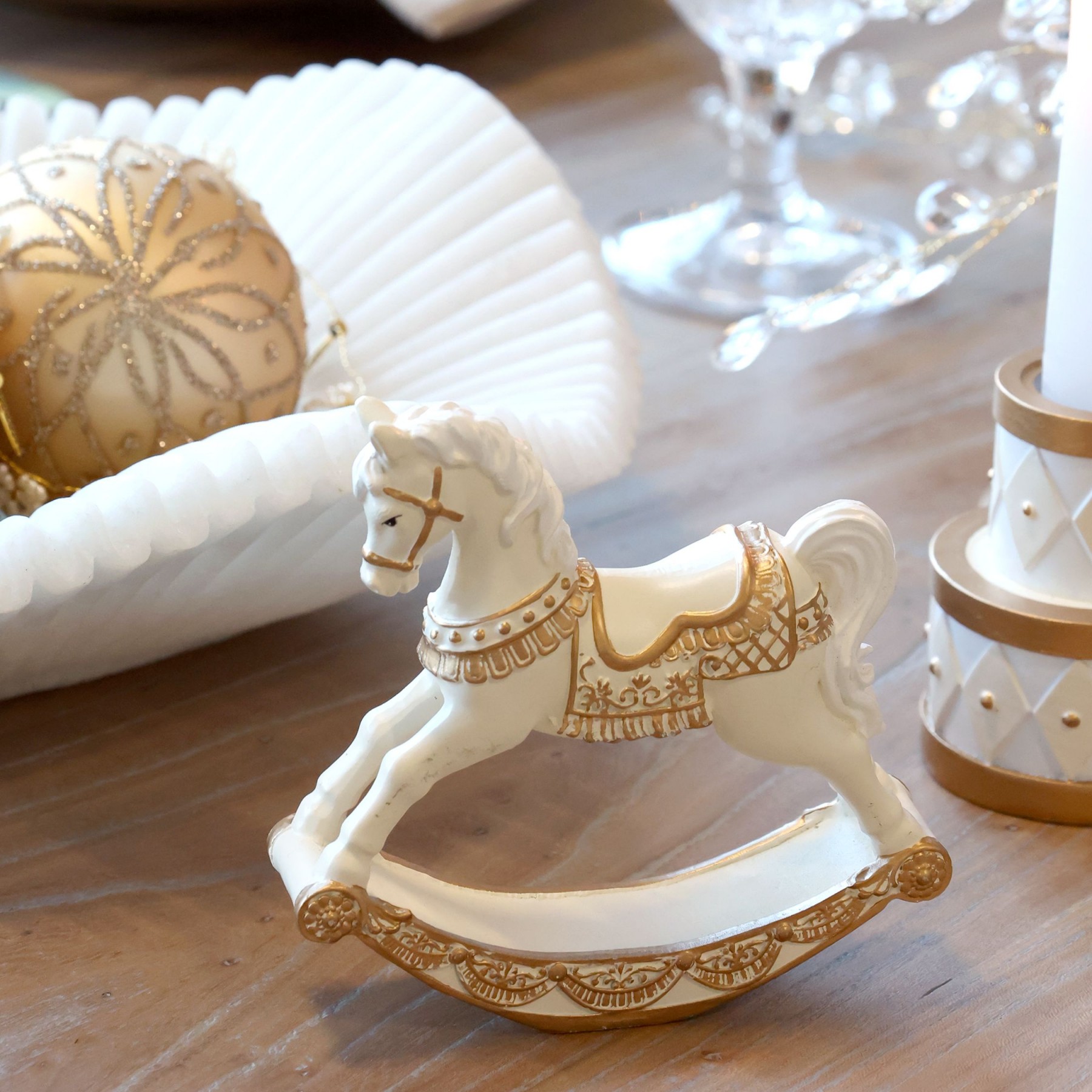 Houpací koník Noël z polyresinu v odstínu antique krémová – 12*3*11,5 cm