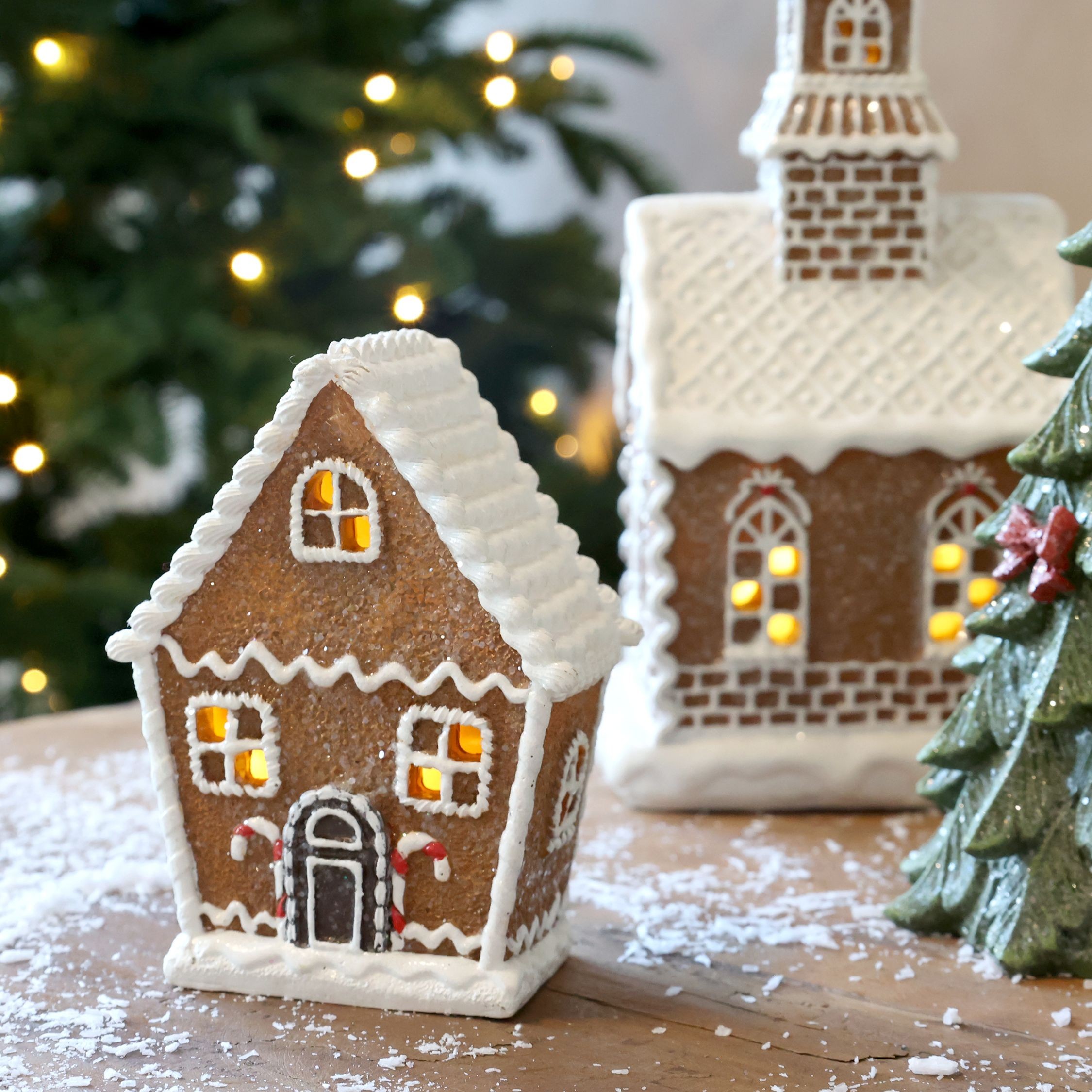 Perníková chaloupka Gingerbread Noël LED – 9,5*5*12,5 cm / 2xLR44 Chic Antique Perníková chaloupka Gingerbread Noël LED – 9,5*5*12,5 cm / 2xLR44 Chic Antique