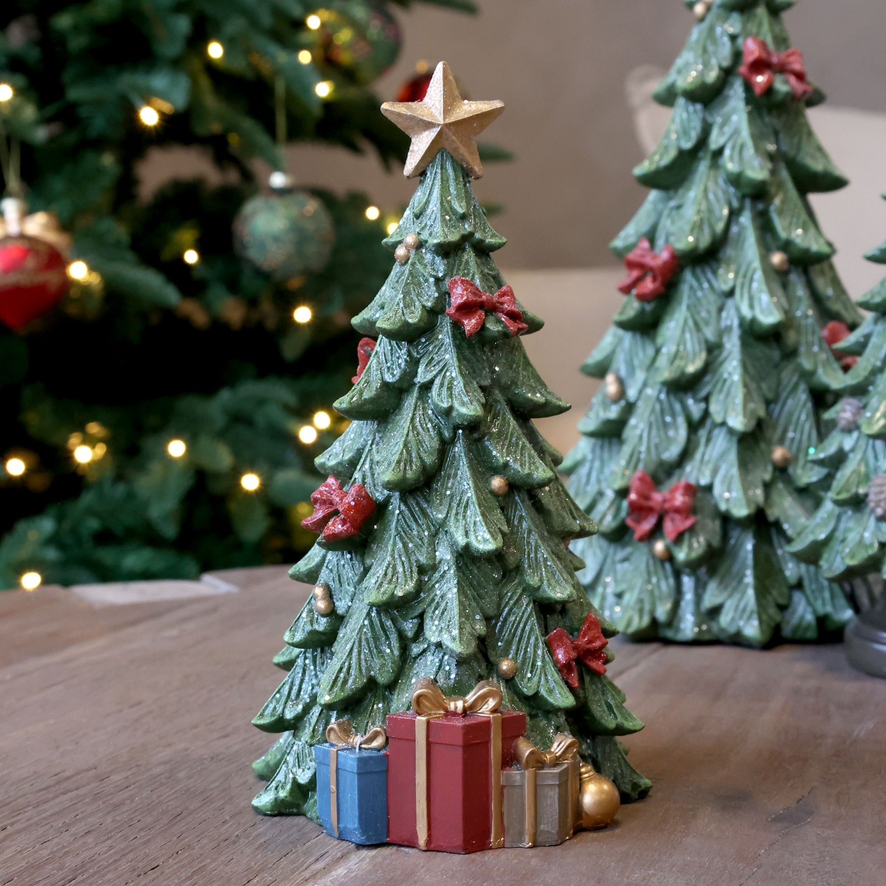 Zelený vánoční stromek s dárky Noël Tree z polyresinu – Ø 12*20,5 cm