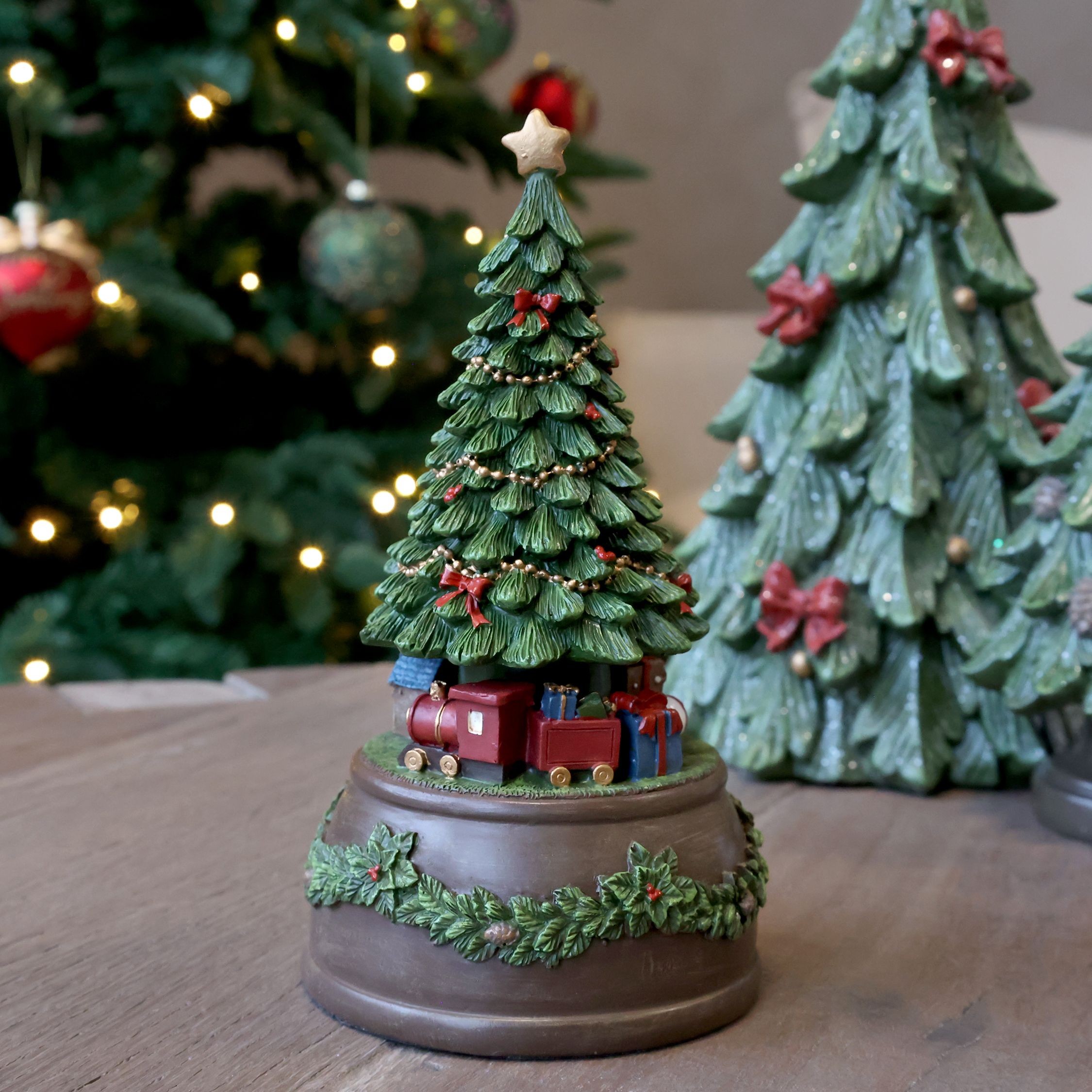 Hudební skříňka Cherry Noël Tree s vánočním stromečkem – Ø 10*19 cm Chic Antique Hudební skříňka Cherry Noël Tree s vánočním stromečkem – Ø 10*19 cm Chic Antique
