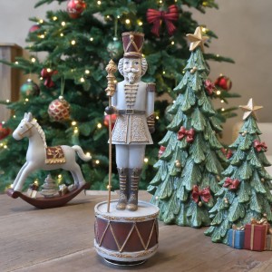 Hudební natahovací skříňka Louskáček Cherry Noël – Ø 8,5*28 cm