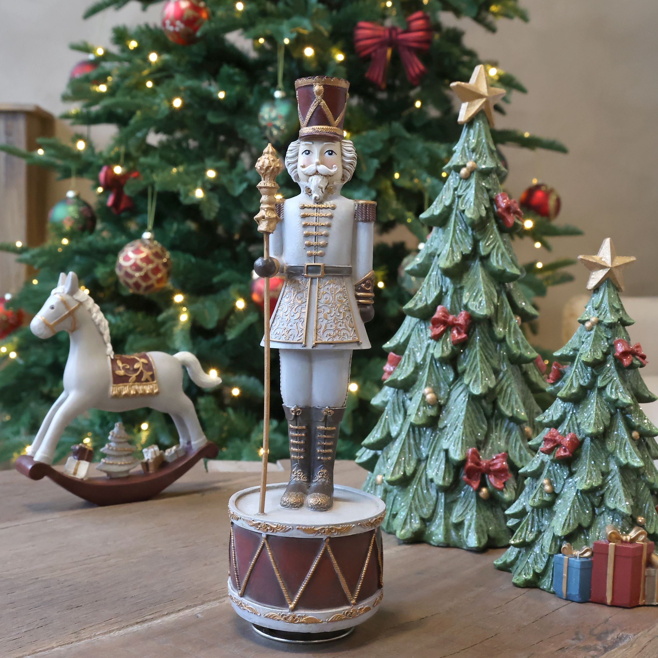 Hudební natahovací skříňka Louskáček Cherry Noël – Ø 8,5*28 cm Chic Antique Hudební natahovací skříňka Louskáček Cherry Noël – Ø 8,5*28 cm Chic Antique