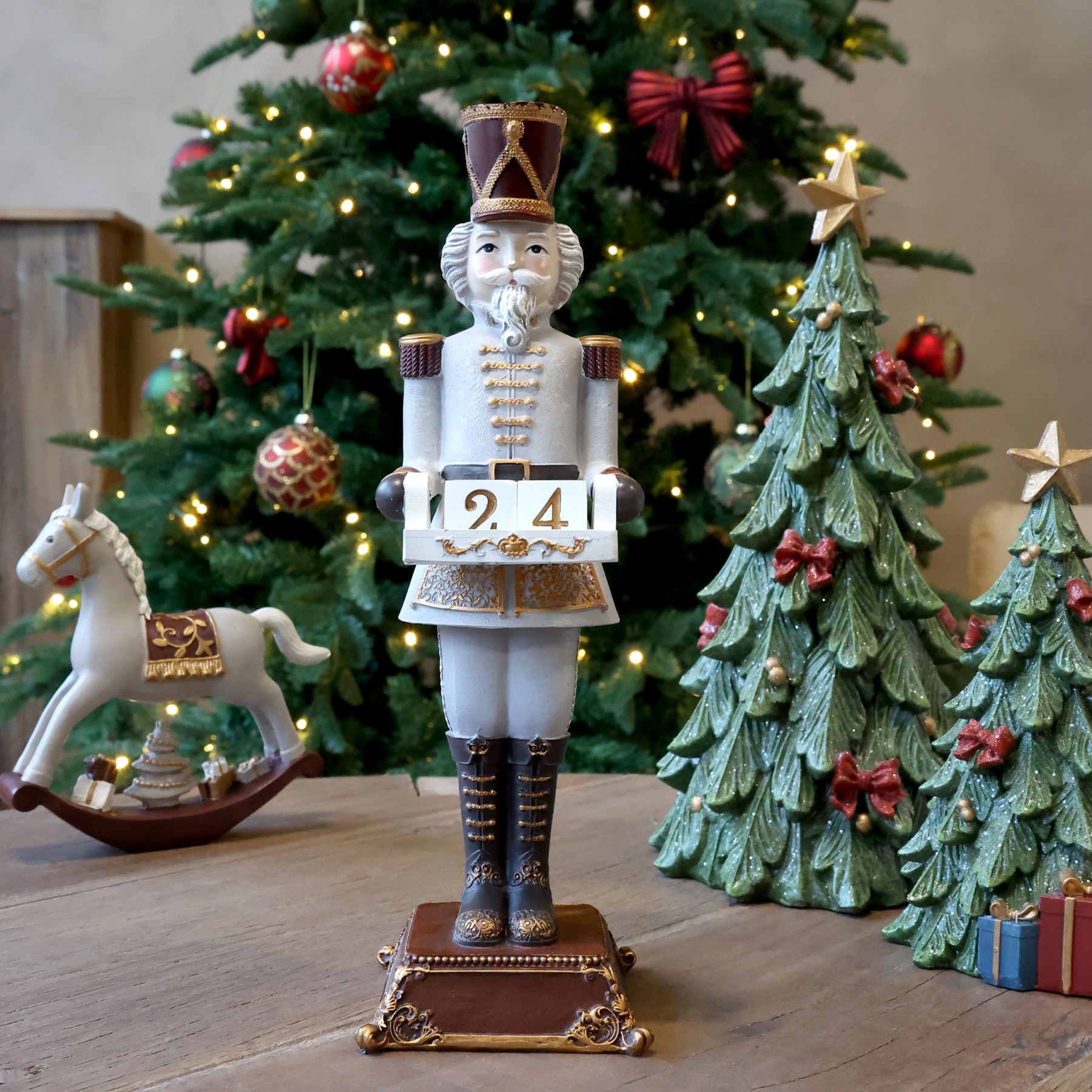 Dekorace figurka Louskáček Cherry Noël s kalendářem – 10*10*31,5 cm